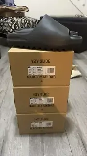 yeezy slide onyx size 10