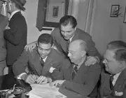Joe Louis Signing Boxing Contract 1941 Old Boxing Photo