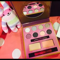 在飛比找蝦皮購物優惠-Essence Party look Makeup Box 