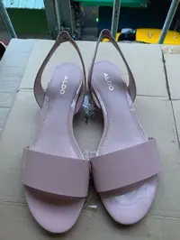在飛比找旋轉拍賣優惠-ALDO 粉色漆光涼鞋