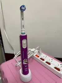 在飛比找Yahoo!奇摩拍賣優惠-Oral-B 歐樂B Pro450 3D電動牙刷-二手