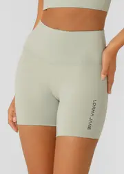 [Lorna Jane] Lotus No Chafe 16cm Bike Shorts in Green, Size - Large L Iced Matcha