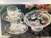 在飛比找Yahoo!奇摩拍賣優惠-日本產 SOGA浮雕玫瑰玻璃咖啡杯紅茶杯高足咖啡杯 兩杯兩碟