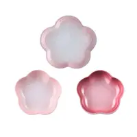 在飛比找PChome24h購物優惠-Le Creuset 花形淺盤 23cm 淡粉紅+花形深盤 