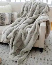 Donna Salyers' Fabulous-Furs Posh Throw