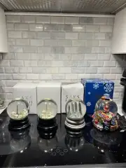 4 Musical Snow Globes: Paris, Washington D.C, New York, Christmas