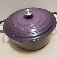 在飛比找蝦皮購物優惠-Le Creuset 紫色 28cm 白底鑄鐵鍋