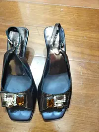 在飛比找Yahoo!奇摩拍賣優惠-GOLD PFEIL 義大利製 女鞋 俏麗亮鑽華麗款 二手品