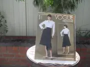 Vogue Ladies Fitted Skirt Back Zipper 1638 Pattern Uncut Sizes 6-14
