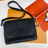 在飛比找PopChill優惠-[二手] Louis Vuitton LV 黑色TAIGA皮