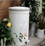 Retro Trash Can with Lid 4.5 Gal Vintage Kitchen Bathroom Garbage Can Waste Bin