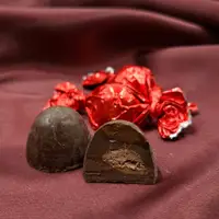 在飛比找蝦皮購物優惠-【嘴甜甜】 CHOCOVIA雙轉黑巧夾心巧克力 200公克 