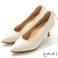 在飛比找momo購物網優惠-【DIANA】6.5cm 壓紋羊皮蝴蝶結後飾釦尖頭跟鞋 -漫
