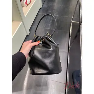 【歐洲outlet正品】PRADA   素面 束口式 LOGO壓紋 後背包  1/6