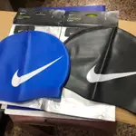 （羽球世家）NIKE 成人矽膠泳帽 大勾勾 LOGO 適合休閒水上活動 防水泳帽 單一尺寸  100%矽膠材質