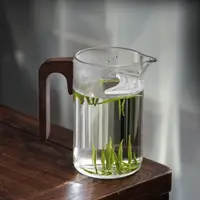 在飛比找ETMall東森購物網優惠-日式玻璃公道杯茶濾一體月牙過濾分茶器透明木把泡綠茶杯大號加厚