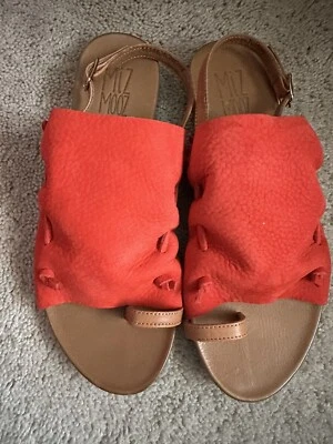 NIB Womans EU40 (US 9-9.5) Miz Mooz Rian Leather Backstrap Toe Loop Sandals Red