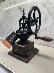 Il Mulino New York Mechanical Coffee Grinder Black Cast Iron with Wooden BaseNWT
