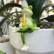 GGP 2 Pcs Green Realistic Frog With Legs Crossed Pot Hanger Glass Fish Tank Edge Decor, Outdoor Garden Animal Ornament, Hanging Planter Decoration
