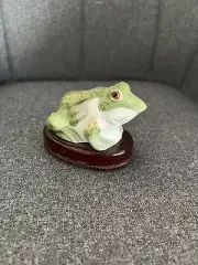 Vintage Porcelain Frog Lint Brush Wood Base New Condition