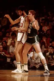 Dave Cowens Of The Boston Defends Kareem Abdul-Jabbar 1974 OLD PHOTO