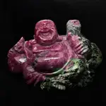 天然紅寶黝簾石(RUBY-IN-ZOISITE) 彌勒佛雕件1033.71G [基隆克拉多色石]