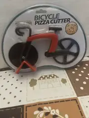 NEW MADISON YORK CYCLIST BICYCLE PIZZA CUTTER SLICER INCLUDES STAND