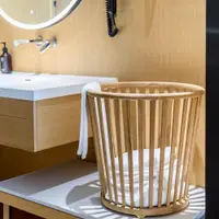 在飛比找ETMall東森購物網優惠-北歐日式家用橡木實木圓形臟衣收納筐原木復古極簡臟衣簍洗衣籃