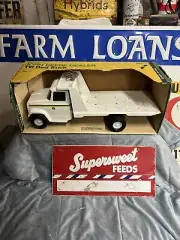 NEW IN BOX ERTL JOHN DEERE DEALER TILT BED TRUCK