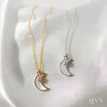 QVY DAINTY MOON AND STAR 女士項鍊 • 珍珠母白石英黑色縞瑪瑙石吊墜 • 14K 鍍金新月和星星