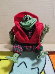 Russ The Christmas Country Folks Everbean 6" Frog w/Wreath Weighted Shelf Sitter