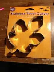 Wilton Professional Type Stainless Steel Halloween Fall Maple Leaf Cookie Cutter