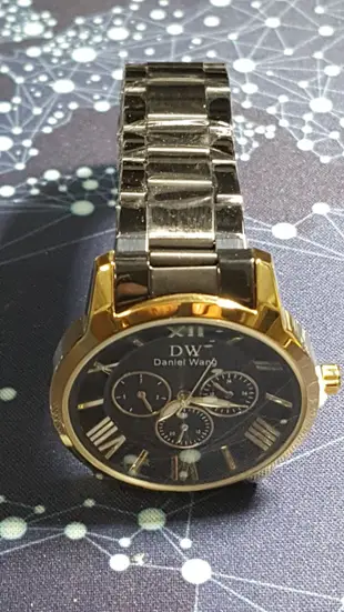 【成吉思汗精品】全新Daniel Wang黑鋼帶日顯精品DW手錶真三眼藍色鏡面羅馬數字