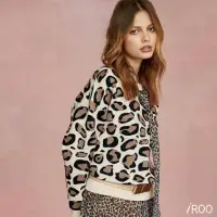在飛比找momo購物網優惠-【iROO】寬鬆版豹紋針織上衣