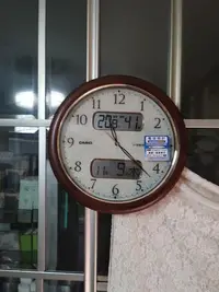 在飛比找Yahoo!奇摩拍賣優惠-日本帶回卡西歐電波掛鐘，實木邊框，帶溫度、濕度顯示，接收日本
