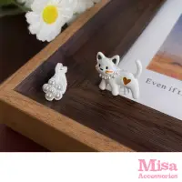 在飛比找momo購物網優惠-【MISA】韓國設計不對稱花朵小貓咪造型夾式耳環(無耳洞耳環