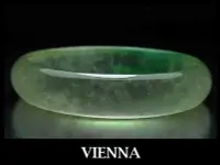 在飛比找Yahoo!奇摩拍賣優惠-【VIENNA】緬甸玉玻璃種超晶瑩放光起螢柔美水嫩翡翠玉鐲手