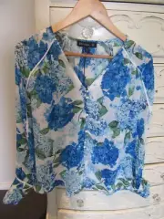 Decjuba Button Blouse in Hydrangea Floral Size 10 BNWT
