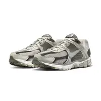 在飛比找momo購物網優惠-【NIKE 耐吉】NIKE Zoom Vomero 5 Ir