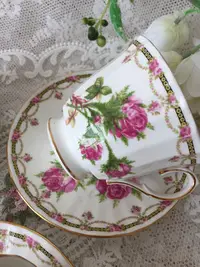 在飛比找Yahoo!奇摩拍賣優惠-英國產 伯爵夫人 玫瑰系列骨瓷描金咖啡杯紅茶杯