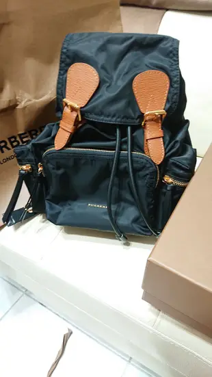 正品 Burberry medium Rucksack經典款 皮革 中款軍旅後背包 黑色 焦糖牛（小熊另購）