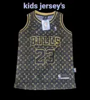 CHICAGO BULLS BLACK AND GOLD MICHAEL JORDAN 23 JERSEY SIZE 4 (CHILDS JERSEY'S)