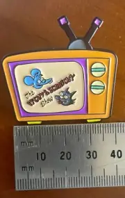 THE SIMPSONS THE ITCHY & SCRATCHY SHOW - ON A TV METAL BADGE - FREE POST