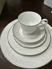 Lenox Opal Innocence Bone China 5 Piece Place Setting Platinum Trim NEW BOX