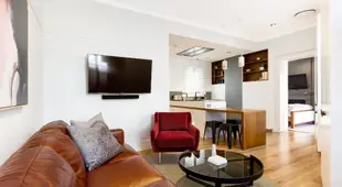 Enjoy Sydney On Foot At An Historic Apartment