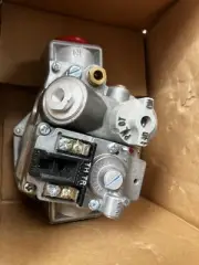 Weil McLain 5A7-501-723 Robertshaw 7000ERHC-87C Gas Valve. 24v Nat. New In Box