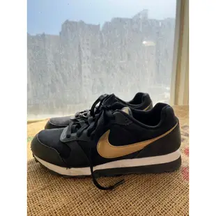 【NIKE 耐吉】休閒鞋 MD Runner 2 VTB 大童 女鞋 黑 金 皮革 經典 復古(CJ6924-001)