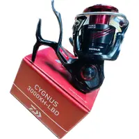 在飛比找蝦皮購物優惠-【 阿嬤釣具】DAIWA 23 CYGNUS 3000XH-