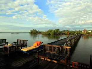 帶私人碼頭海濱別墅A Seafront Villa With Private Jetty