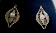 Sarah Coventry Gold Tone Leaf Pearl 1" Clip On Earrings. New